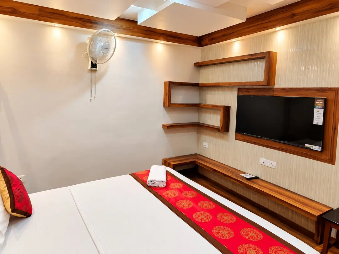 Deluxe Super Room 4 with floating timber shelves around a wall-mounted television
